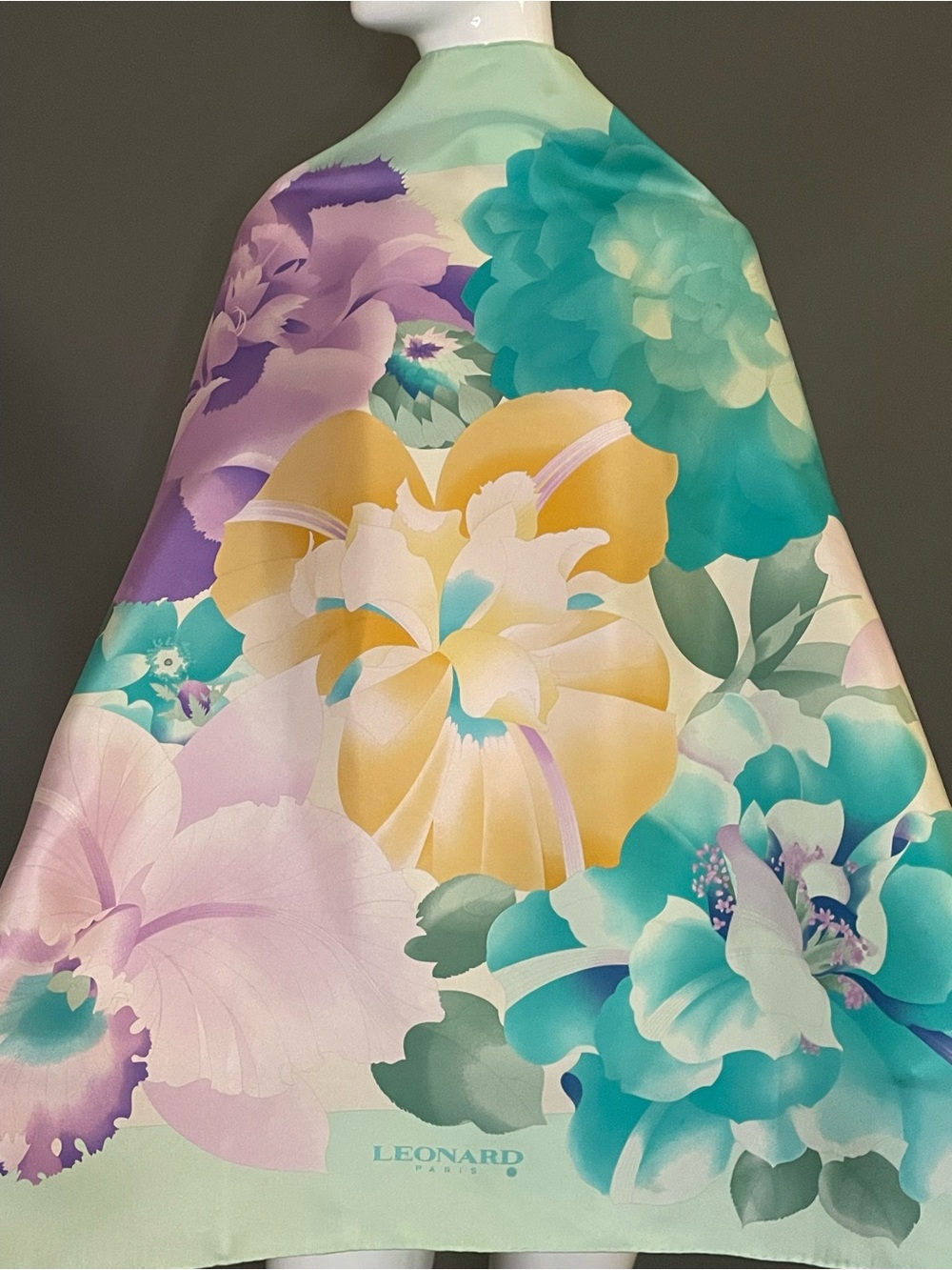 Gorg Vintage Leonard Paris Silk Scarf 34 In Very Good Condition
